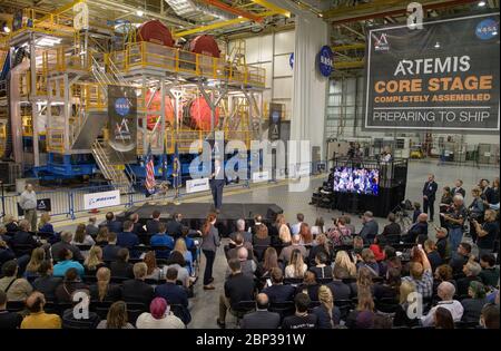 Artemis Day, Enthüllung der Mondmission Raketenstufe NASA-Administrator Jim Bridenstine hält Bemerkungen über das Artemis-Programm der Agentur, Montag, 9. Dezember 2019, vor der Kernbühne für die NASA-Weltraumrakete (SLS) bei der NASA-Montagehalle Michoud in New Orleans. Durch Artemis wird die NASA bis 2024 die erste Frau und den nächsten Mann auf dem Mond landen. Stockfoto