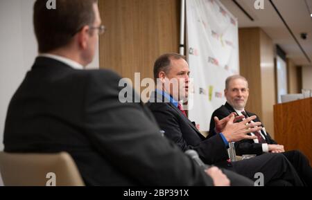 2019 SpaceNews Awards NASA-Administrator Jim Bridenstine, Zentrum, spricht an der Seite NASA-Associate Administrator für das Human Exploration and Operations Mission Directorate Douglas Loverro während einer Diskussion moderiert von Jeff Foust, Senior Staff Writer bei SpaceNews, bei den 3. Annual SpaceNews Awards, Dienstag, 10. Dezember 2019, In Hogan Lovells in Washington. Stockfoto