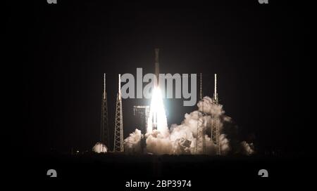 Boeing Orbital Flight Test starten EINE United Launch Alliance Atlas V Rakete mit Boeings CST-100 Starliner Raumschiff startet vom Space Launch Complex 41, Freitag, 20. Dezember 2019, in Cape Canaveral Air Force Station in Florida. Der Orbital Flight Test ohne Besatzung startete um 6:36 Uhr EST und ist Starliners erste Mission zur Internationalen Raumstation für das NASA Commercial Crew Programm. Die Mission dient als End-to-End-Test der Systemfähigkeiten. Stockfoto