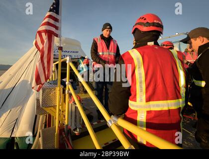 Boeing CST-100 Starliner Landing Boeing-Astronaut Chris Ferguson, Gespräche mit Support-Personal außerhalb der Boeing CST-100 Starliner Raumschiff kurz nachdem es in White Sands, New Mexico, Sonntag, 22. Dezember 2019 gelandet. Die Landung schließt einen abgekürzten Orbital Flight Test für das Unternehmen ab, das noch mehrere Missionsziele für das NASA Commercial Crew Programm erfüllt. Die Raumschiff-Raumsonde startete auf einer United Launch Alliance Atlas V Rakete um 6:36 Uhr am Freitag, 20. Dezember aus dem Space Launch Complex 41 in Cape Canaveral Air Force Station in Florida. Stockfoto