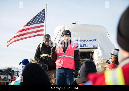 Boeing CST-100 Starliner Landing ehemaliger NASA-Astronaut und Testflugpilot für den ersten bemannten Flug der Boeing CST-100 Starliner-Raumsonde, Chris Ferguson, spricht, nachdem die Kapsel in White Sands, New Mexico, Sonntag, 22. Dezember 2019 gelandet ist. Die Landung schließt einen abgekürzten Orbital Flight Test für das Unternehmen ab, das noch mehrere Missionsziele für das NASA Commercial Crew Programm erfüllt. Die Raumschiff-Raumsonde startete auf einer United Launch Alliance Atlas V Rakete um 6:36 Uhr am Freitag, 20. Dezember aus dem Space Launch Complex 41 in Cape Canaveral Air Force Station in Florida. Stockfoto