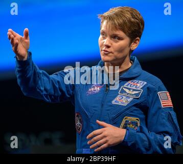 Astronauten McClain und Den Haag bei NASM NASA-Astronautin Anne McClain spricht über ihre Erfahrungen an Bord der Internationalen Raumstation, Dienstag, 14. Januar 2020, im Smithsonian National Air and Space Museum in Washington. McClain verbrachte zuletzt 204 Tage an Bord der Internationalen Raumstation im Rahmen von Expeditions 58 und 59. Stockfoto