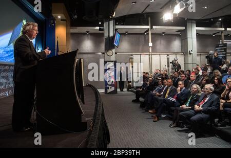 Sentinel-6A-Jason-CS Umbenennungszeremonie Stephen Volz, stellvertretender Administrator der Nationalen Ozeanischen und Atmosphärischen Verwaltung (NOAA) für Satelliten- und Informationsdienste, spricht bei einer Umbenennungszeremonie für den internationalen Ozeanforschungssatelliten, der früher als Sentinel-6A/Jason-CS bekannt war, am Dienstag, den 28. Januar 2020, im NASA-Hauptsitz in Washington. Die NASA und ihre europäischen Partner haben den Satelliten Sentinel-6 Michael FREILICH nach dem ehemaligen Direktor der Earth Science Division der NASA, Dr. Michael FREILICH, umbenannt. Sentinel-6A Michael FREILICH wird globale Meeresspiegeländerungen beobachten und aufzeichnen Stockfoto