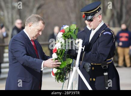 Tag der Erinnerung NASA-Deputy Administrator Jim Morhard legt einen Kranz am Grab der Unbekannten als Teil des NASA-Tag der Erinnerung, Donnerstag, 30. Januar 2020, auf Arlington National Cemetery in Arlington, Va. die Kränze wurden in Erinnerung an jene Männer und Frauen gelegt, die ihr Leben auf der Suche nach Weltraumforschung verloren. Stockfoto