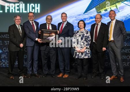 Sentinel-6A-Jason-CS Umbenennung von links nach rechts, National Oceanic and Atmospheric Administration (NOAA) Assistant Administrator für Satelliten- und Informationsdienste, Stephen Volz; ESA (European Space Agency) Direktor für Erdbeobachtungsprogramme, Josef Aschbacher; ehemaliger Direktor der NASA Earth Science Division, Mike FREILICH; NASA Administrator Jim Bridenstine; Mercedes Garcia Pérez, Leiter der Delegation der Europäischen Union für globale Themen und Innovation in den USA; Alain Ratier, Generaldirektor von EUMETSAT; und Thomas Zurbuchen, stellvertretender Wissenschaftsadministrator der NASA Stockfoto