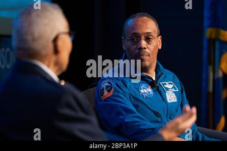 Trailblazers: Die Geschichte eines Tuskegee Airman NASA-Astronaut Alvin Drew spricht mit pensionierten US-Luftwaffe Ehrenbrigadier General Charles McGee während eines Black History Month-Programms mit dem Titel "Trailblazers, die Geschichte eines Tuskegee Airman", Mittwoch, 5. Februar 2020, am NASA-Hauptsitz in Washington, DC. McGee, ein Pilot bei den Tuskegee Airmen während des Zweiten Weltkriegs, war ein Karriereoffizier in der Luftwaffe auch während der Koreanisch-und Vietnam-Kriege dienen. In seinen 30 Jahren Dienst flog er 409 Kampfeinsätze. Von den 355 Tuskegee Piloten, die im Kampf flogen, ist McGee einer von nur neun Überlebenden. Stockfoto