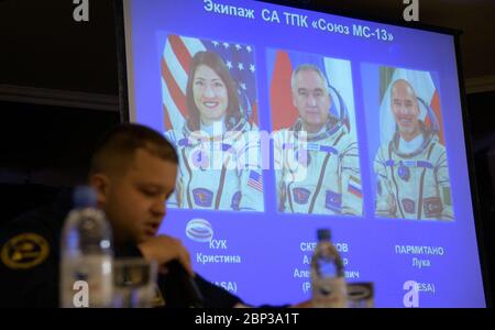 Expedition 61 Landevorbereitungen NASA, ESA, Roskosmos und russische Such- und Aufwachtruppen treffen sich im Kosmonauten-Hotel in Karaganda, Kasachstan, um die Bereitschaft zur Landung der Crew-Mitglieder der Expedition 61 zu besprechen Christina Koch von der NASA, Alexander Skvortsov von der russischen Raumfahrtagentur Roskosmos, Und Luca Parmitano von der ESA (European Space Agency) Dienstag, 4. Februar 2020, im Kosmonauten-Hotel in Karaganda, Kasachstan. Koch wird nach 328 Tagen im All --- der längste Weltraumflug der Geschichte einer Frau --- als Mitglied von Expeditionen 59-60-61 auf der International zur Erde zurückkehren Stockfoto