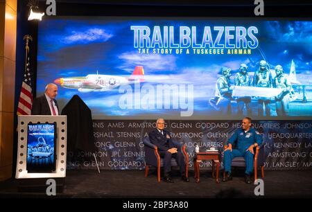 Trailblazers: Die Geschichte eines Tuskegee-Flugmanns Robert Pearce, Associate Administrator für NASA-Forschungsmission-Direktorat, links, moderiert Fragen aus dem Publikum für pensionierte US-Luftwaffe Ehrenbrigadier General Charles McGee spricht mit NASA-Astronaut Alvin Drew während eines Black History Month-Programms mit dem Titel “Trailblazers, Die Geschichte eines Tuskegee Airman, " Mittwoch, Februar 5, 2020, am NASA-Hauptquartier in Washington, DC. McGee, ein Pilot bei den Tuskegee Airmen während des Zweiten Weltkriegs, war ein Karriereoffizier in der Luftwaffe auch während der Koreanisch-und Vietnam-Kriege dienen. Über Hi Stockfoto