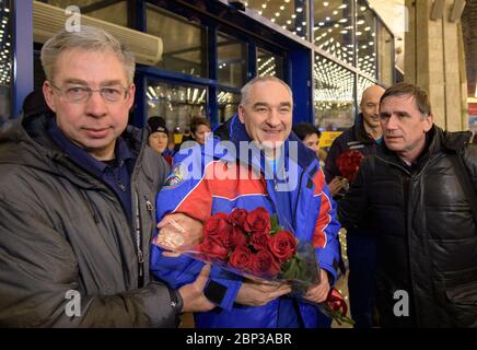 Expedition 61 Sojus-Landung Roskosmos Kosmonaut Alexander Skvortsov, Zentrum, wird unterstützt von dem stellvertretenden Leiter der Such- und Rettungsabteilung von Rosaviatsija (Russische Bundesluftfahrt-Agentur) Aleksey Lukiyanov, links, und Gagarin Kosmonauten-Ausbildungszentrum (GCTC) Stellvertretender Leiter für Kosmonauten-Ausbildung Juri Malenchenko, rechts, am Karaganda-Flughafen in Kasachstan, nachdem er, NASA-Astronautin Christina Koch und ESA-Astronaut Luca Parmitano landeten am Donnerstag, den 6. Februar 2020, in einem abgelegenen Gebiet in der Nähe der Stadt Zhezkazgan in Kasachstan mit ihrer Sojus MS-13-Sonde. Koch kehrte nach der Holzeinschlag zur Erde zurück Stockfoto