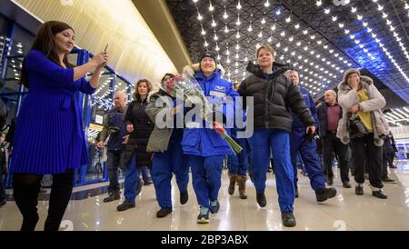 Expedition 61 Sojus-Landung NASA-Astronautin Christina Koch, Mitte, wird unterstützt von NASA-Flugchirurgen Sharmila Watkins, links, Und die NASA-Astronautin Anne McClain, rechts, auf dem Karaganda-Flughafen in Kasachstan, nachdem sie, ESA-Astronaut Luca Parmitano und Roskosmos-Kosmonaut Alexander Skvortsov am Donnerstag, 6. Februar 2020, in einer abgelegenen Gegend in der Nähe der Stadt Zhezkazgan in Kasachstan in ihrer Sojus MS-13-Sonde gelandet waren. Koch kehrte nach 328 Tagen im All --- der längste Weltraumflug der Geschichte einer Frau --- als Mitglied von Expeditions 59-60-61 auf der Internationalen Raumstation zur Erde zurück. Skvo Stockfoto