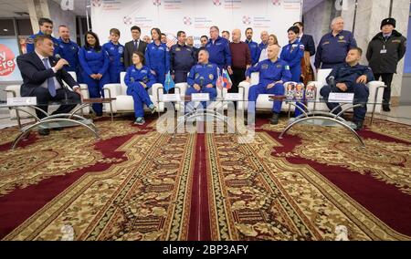 Expedition 61 Sojus Landung NASA-Astronautin Christina Koch, links, Roskosmos-Kosmonaut Alexander Skvortsov, Mitte, und ESA-Astronaut Luca Parmitano nehmen am Donnerstag, 6. Februar 2020 an einer Begrüßungszeremonie am Karaganda Airport in Kasachstan Teil. Koch kehrte nach 328 Tagen im All --- der längste Weltraumflug der Geschichte einer Frau --- als Mitglied von Expeditions 59-60-61 auf der Internationalen Raumstation zur Erde zurück. Skworzow und Parmitano kehrten nach 201 Tagen im All zurück, wo sie als Besatzungsmitglieder der Expedition 60-61 an Bord der Station dienten. Stockfoto