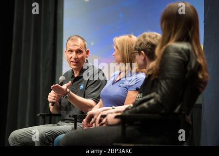 Am 5. März 2020 veröffentlichte Alex Mather, der Student, der den landesweiten Namenswettbewerb gewann, den offiziellen Namen des Mars 2020 rover: Perseverance. Die Ankündigung fand an der Lake Braddock Secondary School in Burke, Virginia statt, an der Thomas Zurbuchen und andere Beamte der NASA teilnahmen. Stockfoto