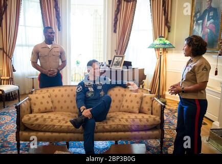 Astronauten Randy Bresnik und Paolo Nespoli besuchen die Kasernen des Marine Corps ESA-Astronaut Paolo Nespoli sitzt auf einer Couch, wo Archibald Henderson, der 5. Kommandant des Marine Corps, 1859 während einer Tour durch das Haus der Kommandanten am Montag, 7. Mai 2018 in Washington verstarb. Stockfoto