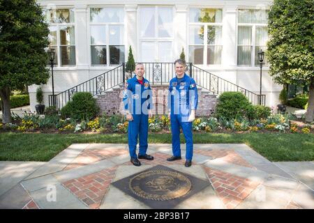 Astronauten Randy Bresnik und Paolo Nespoli besuchen Marine Corps Kasernen NASA-Astronaut Randy Bresnik, links, und ESA-Astronaut Paolo Nespoli, rechts, posieren für ein Foto vor dem Haus der Kommandanten des Marine Corps, Montag, 7. Mai 2018 in Washington. Stockfoto