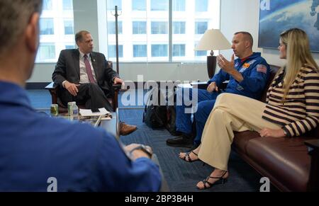 Administrator trifft Astronauten NASA-Administrator Jim Bridenstine trifft NASA-Astronaut Randy Bresnik, rechts, Bresniks Frau Rebecca und ESA-Astronaut Paolo Nestoli, Mittwoch, 9. Mai 2018, im NASA-Hauptquartier in Washington. Stockfoto