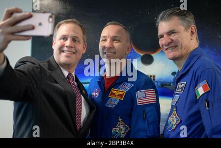 Administrator trifft Astronauten NASA-Administrator Jim Bridenstine, links, macht ein Foto mit NASA-Astronaut Randy Bresnik, Mitte, und ESA-Astronaut Paolo Nestoli, Mittwoch, 9. Mai 2018 im NASA-Hauptsitz in Washington. Stockfoto