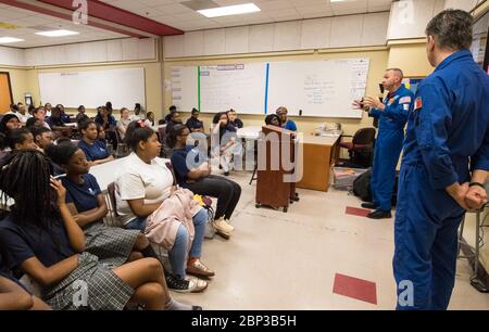 Die Astronauten Bresnik und Nesspoli an der Washington School for Girls NASA-Astronaut Randy Bresnik, links, und ESA-Astronaut Paolo Nesspoli sprechen über ihre Zeit an Bord der Internationalen Raumstation während Expeditionen 52/53, Freitag, 11. Mai 2018, an der Washington School for Girls in Washington. Stockfoto