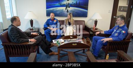 Administrator trifft Astronauten NASA-Administrator Jim Bridenstine, links, trifft sich mit NASA-Astronaut Randy Bresnik, Bresniks Frau Rebecca und ESA-Astronaut Paolo Nestoli, rechts, Mittwoch, 9. Mai 2018, im NASA-Hauptquartier in Washington. Stockfoto