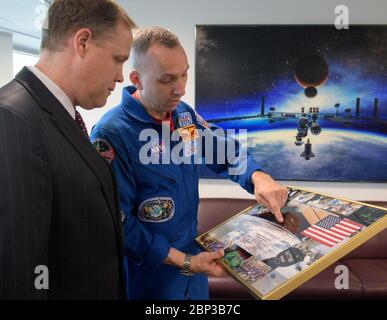 Administrator trifft Astronauten NASA-Administrator Jim Bridenstine, links, trifft sich mit NASA-Astronaut Randy Bresnik, Mittwoch, 9. Mai 2018, im NASA-Hauptsitz in Washington. Stockfoto