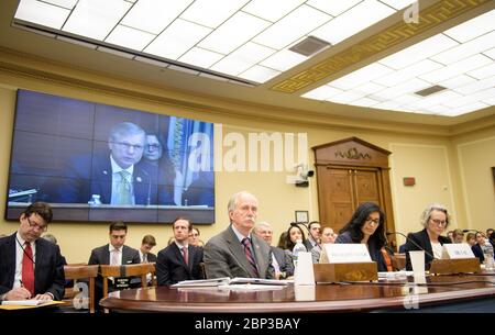 House Committee on Science, Space, and Technology Hearing NASA Associate Administrator für die Human Exploration and Operations Mission Directorate William Gerstenmaier, links, Dr. Bhavya Lal, ein Forscher am Institut für Verteidigungsanalyse Wissenschaft und Technologie Policy Institute, Zentrum, Und Dr. Elizabeth Cantwell, Chief Executive Officer bei der Arizona State University Research Enterprise, rechts, hören, wie Rep. Brian Babin, R-Texas, auf dem Bildschirm gesehen wird, als er eine Eröffnungserklärung während eines House Committee on Science, Space, and Technology Hearing mit dem Titel "America's Human Prese Stockfoto