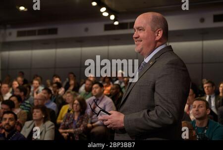 Am 17. Mai 2018 moderierte Bob Jacobs, der stellvertretende NASA-Associate-Administrator, eine NASA-Stadthalle-Veranstaltung im NASA-Hauptquartier in Washington, D.C. die Veranstaltung lieferte einen Überblick über die Missionen der NASA und die zukünftigen Pläne zur Weltraumforschung. Stockfoto