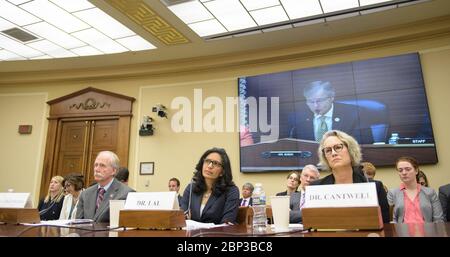 House Committee on Science, Space, and Technology Hearing NASA Associate Administrator für die Human Exploration and Operations Mission Directorate William Gerstenmaier, links, Dr. Bhavya Lal, ein Forscher am Institut für Verteidigungsanalyse Wissenschaft und Technologie Policy Institute, Zentrum, Und Dr. Elizabeth Cantwell, Chief Executive Officer bei der Arizona State University Research Enterprise, rechts, hören, wie Rep. Brian Babin, R-Texas, auf dem Bildschirm gesehen wird, als er eine Eröffnungserklärung während eines House Committee on Science, Space, and Technology Hearing mit dem Titel "America's Human Prese Stockfoto