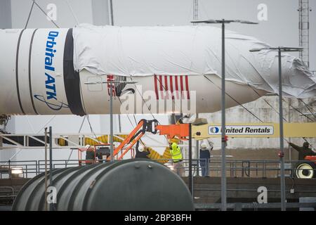 Orbital ATK CRS-9 Raise on the Pad die Orbital ATK Antares Rakete mit dem Cygnus Raumschiff an Bord ist bereit, beim Start Pad-0A, Freitag, 18. Mai 2018, in Wallops Flight Facility in Virginia, angehoben zu werden. Die Antares wird mit dem Cygnus-Raumschiff starten, das mit 7,400 Pfund Fracht für die Internationale Raumstation ISS gefüllt ist, einschließlich Wissenschaftsexperimenten, Crew-Zubehör und Fahrzeughardware. Die Mission ist Orbital ATK's neunter vertraglich vereinbarter Frachtzulieferflug zur ISS für die NASA. Stockfoto