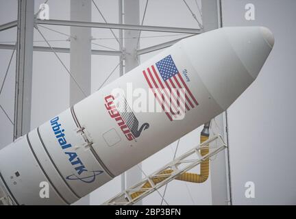 Orbital ATK CRS-9 Raise on the Pad die Orbital ATK Antares Rakete mit dem Cygnus Raumschiff an Bord wird am Start Pad-0A, Freitag, 18. Mai 2018, in Wallops Flight Facility in Virginia angehoben. Die Antares wird mit dem Cygnus-Raumschiff starten, das mit 7,400 Pfund Fracht für die Internationale Raumstation ISS gefüllt ist, einschließlich Wissenschaftsexperimenten, Crew-Zubehör und Fahrzeughardware. Die Mission ist Orbital ATK's neunter vertraglich vereinbarter Frachtzulieferflug zur ISS für die NASA. Stockfoto