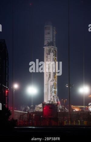 Orbital ATK CRS-9 Raise on the Pad die Orbital ATK Antares Rakete mit dem Cygnus Raumschiff an Bord wird am Start Pad-0A, Freitag, 18. Mai 2018, in Wallops Flight Facility in Virginia angehoben. Die Antares wird mit dem Cygnus-Raumschiff starten, das mit 7,400 Pfund Fracht für die Internationale Raumstation ISS gefüllt ist, einschließlich Wissenschaftsexperimenten, Crew-Zubehör und Fahrzeughardware. Die Mission ist Orbital ATK's neunter vertraglich vereinbarter Frachtzulieferflug zur ISS für die NASA. Stockfoto