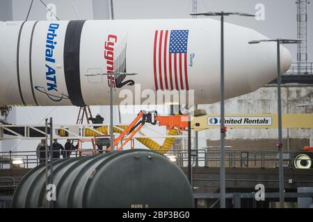 Orbital ATK CRS-9 Raise on the Pad die Orbital ATK Antares Rakete mit dem Cygnus Raumschiff an Bord ist bereit, beim Start Pad-0A, Freitag, 18. Mai 2018, in Wallops Flight Facility in Virginia, angehoben zu werden. Die Antares wird mit dem Cygnus-Raumschiff starten, das mit 7,400 Pfund Fracht für die Internationale Raumstation ISS gefüllt ist, einschließlich Wissenschaftsexperimenten, Crew-Zubehör und Fahrzeughardware. Die Mission ist Orbital ATK's neunter vertraglich vereinbarter Frachtzulieferflug zur ISS für die NASA. Stockfoto