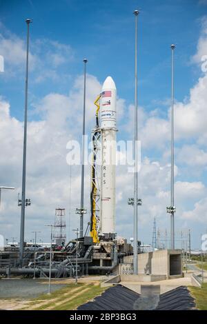 Orbital ATK CRS-9 auf dem Pad die Orbital ATK Antares Rakete mit dem Cygnus Raumschiff an Bord wird am Start Pad-0A, Sonntag, 20. Mai 2018, in der Wallops Flight Facility in Virginia gesehen. Die Antares wird mit dem Cygnus-Raumschiff starten, das mit 7,400 Pfund Fracht für die Internationale Raumstation ISS gefüllt ist, einschließlich Wissenschaftsexperimenten, Crew-Zubehör und Fahrzeughardware. Die Mission ist Orbital ATK's neunter vertraglich vereinbarter Frachtzulieferflug zur ISS für die NASA. Stockfoto