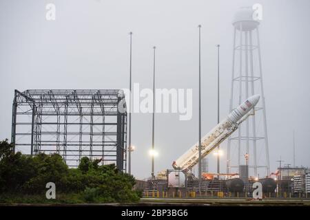 Orbital ATK CRS-9 Raise on the Pad die Orbital ATK Antares Rakete mit dem Cygnus Raumschiff an Bord wird am Start Pad-0A, Freitag, 18. Mai 2018, in Wallops Flight Facility in Virginia angehoben. Die Antares wird mit dem Cygnus-Raumschiff starten, das mit 7,400 Pfund Fracht für die Internationale Raumstation ISS gefüllt ist, einschließlich Wissenschaftsexperimenten, Crew-Zubehör und Fahrzeughardware. Die Mission ist Orbital ATK's neunter vertraglich vereinbarter Frachtzulieferflug zur ISS für die NASA. Stockfoto