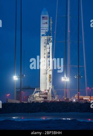 Orbital ATK CRS-9 auf dem Pad die Orbital ATK Antares Rakete mit dem Cygnus Raumschiff an Bord wird am frühen Sonntag, den 20. Mai 2018, auf dem Pad-0A in der Wallops Flight Facility in Virginia gesehen. Die Antares wird mit dem Cygnus-Raumschiff starten, das mit 7,400 Pfund Fracht für die Internationale Raumstation ISS gefüllt ist, einschließlich Wissenschaftsexperimenten, Crew-Zubehör und Fahrzeughardware. Die Mission ist Orbital ATK's neunter vertraglich vereinbarter Frachtzulieferflug zur ISS für die NASA. Stockfoto