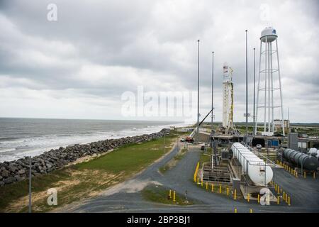 Orbital ATK CRS-9 auf dem Pad die Orbital ATK Antares Rakete mit dem Cygnus Raumschiff an Bord wird am Start Pad-0A, Sonntag, 20. Mai 2018, in der Wallops Flight Facility in Virginia gesehen. Die Antares wird mit dem Cygnus-Raumschiff starten, das mit 7,400 Pfund Fracht für die Internationale Raumstation ISS gefüllt ist, einschließlich Wissenschaftsexperimenten, Crew-Zubehör und Fahrzeughardware. Die Mission ist Orbital ATK's neunter vertraglich vereinbarter Frachtzulieferflug zur ISS für die NASA. Stockfoto