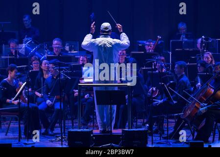 NASA feiert 60-jähriges Jubiläum mit National Symphony Orchestra Dirigent Emil de Cou leitet das National Symphony Orchestra während der Veranstaltung "Space, the Next Frontier", die am Freitag, 1. Juni 2018, im John F. Kennedy Center for the Performing Arts in Washington den 60. Jahrestag der NASA feiert. Die Veranstaltung beinhaltete Musik, die von den Künstlern will.i.am, Grace Potter, Coheed &amp; Cambria, John Cho und Gast Nick Sagan, Sohn von Carl Sagan, inspiriert wurde. Stockfoto