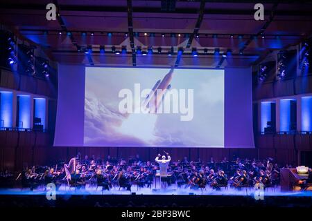 NASA feiert 60-jähriges Jubiläum mit National Symphony Orchestra Dirigent Emil de Cou leitet das National Symphony Orchestra während der Veranstaltung "Space, the Next Frontier", die am Freitag, 1. Juni 2018, im John F. Kennedy Center for the Performing Arts in Washington den 60. Jahrestag der NASA feiert. Die Veranstaltung beinhaltete Musik, die von den Künstlern will.i.am, Grace Potter, Coheed &amp; Cambria, John Cho und Gast Nick Sagan, Sohn von Carl Sagan, inspiriert wurde. Stockfoto