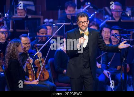 NASA feiert 60-jähriges Jubiläum mit National Symphony Orchestra der Komponist Michael Giacchino spricht während der Veranstaltung "National Symphony Orchestra Pops: Space, The Next Frontier", die am Freitag, 1. Juni 2018, den 60. Jahrestag der NASA im John F. Kennedy Center for the Performing Arts in Washington feiert. Die Veranstaltung beinhaltete Musik, die von den Künstlern will.i.am, Grace Potter, Coheed &amp; Cambria, John Cho und Gast Nick Sagan, Sohn von Carl Sagan, inspiriert wurde. Stockfoto