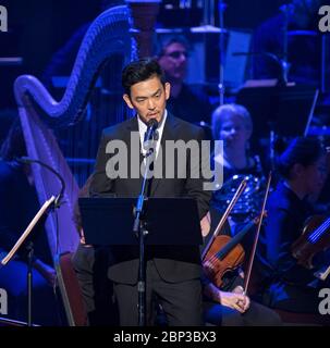 NASA feiert 60-jähriges Jubiläum mit National Symphony Orchestra Schauspieler John Cho rezitiert ein Gedicht während der Veranstaltung "National Symphony Orchestra Pops: Space, The Next Frontier", die den 60. Jahrestag der NASA am Freitag, 1. Juni 2018 im John F. Kennedy Center for the Performing Arts in Washington feiert. Die Veranstaltung beinhaltete Musik, die von den Künstlern will.i.am, Grace Potter, Coheed &amp; Cambria, John Cho und Gast Nick Sagan, Sohn von Carl Sagan, inspiriert wurde. Stockfoto