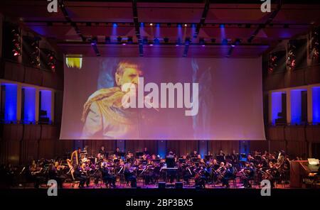 NASA feiert 60-jähriges Jubiläum mit National Symphony Orchestra Star Trek-Komponist Michael Giacchino dirigiert das National Symphony Orchestra während der Veranstaltung "Space, the Next Frontier", die am Freitag, 1. Juni 2018, den 60. Jahrestag der NASA im John F. Kennedy Center for the Performing Arts in Washington feiert. Die Veranstaltung beinhaltete Musik, die von den Künstlern will.i.am, Grace Potter, Coheed &amp; Cambria, John Cho und Gast Nick Sagan, Sohn von Carl Sagan, inspiriert wurde. Stockfoto