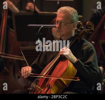 NASA feiert 60-jähriges Jubiläum mit National Symphony Orchestra Mitglieder des National Symphony Orchestra werden während der Veranstaltung "Space, The Next Frontier", die den 60. Jahrestag der NASA feiert, am Freitag, den 1. Juni 2018, im John F. Kennedy Center for the Performing Arts in Washington aufgeführt. Die Veranstaltung beinhaltete Musik, die von den Künstlern will.i.am, Grace Potter, Coheed &amp; Cambria, John Cho und Gast Nick Sagan, Sohn von Carl Sagan, inspiriert wurde. Stockfoto