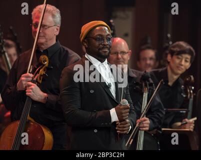 NASA feiert 60-jähriges Jubiläum mit National Symphony Orchestra will.i.am wird kurz nachdem er das National Symphony Orchestra während der Veranstaltung "Space, the Next Frontier" dirigiert hat, die den 60. Jahrestag der NASA am Freitag, 1. Juni 2018 im John F. Kennedy Center for the Performing Arts in Washington feiert. Die Veranstaltung beinhaltete Musik, die von den Künstlern will.i.am, Grace Potter, Coheed &amp; Cambria, John Cho und Gast Nick Sagan, Sohn von Carl Sagan, inspiriert wurde. Stockfoto