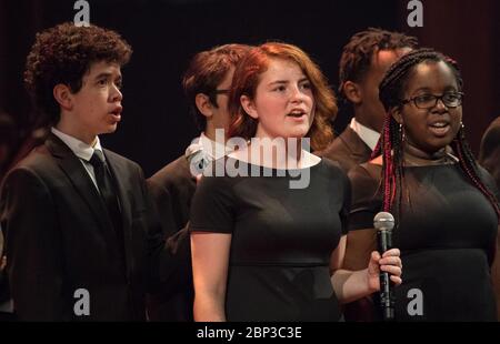 NASA feiert 60-jähriges Jubiläum mit National Symphony Orchestra Studenten liefern Backup-Gesang während einer Aufführung von will.i.ams "Reach for the Stars" im "National Symphony Orchestra Pops: Space, the Next Frontier" Veranstaltung anlässlich des 60. Jahrestages der NASA, Freitag, 1. Juni 2018 im John F. Kennedy Center for the Performing Arts in Washington. Die Veranstaltung beinhaltete Musik, die von den Künstlern will.i.am, Grace Potter, Coheed &amp; Cambria, John Cho und Gast Nick Sagan, Sohn von Carl Sagan, inspiriert wurde. Stockfoto