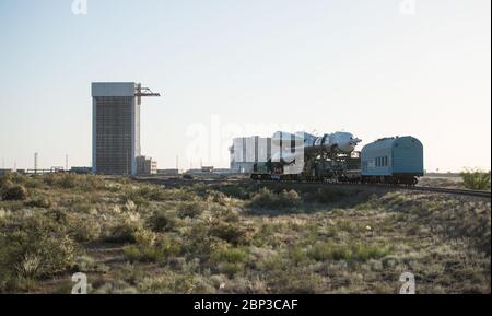 Expedition 56 Sojus Rollout die Sojus-Rakete wird am Montag, 4. Juni 2018, mit dem Zug zur Startrampe auf dem Kosmodrom Baikonur in Kasachstan ausgerollt. Expedition 56 Sojus-Kommandant Sergey Prokopjew aus Roskosmos, Flugingenieurin Serena Auñón-Kanzlerin der NASA und Flugingenieur Alexander Gerst von der ESA (Europäische Weltraumorganisation) sollen am Mittwoch, den 6. Juni um 7:12 Uhr Eastern Time (17:12 Uhr Baikonur-Zeit) an Bord ihrer Sojus MS-09 starten. Stockfoto