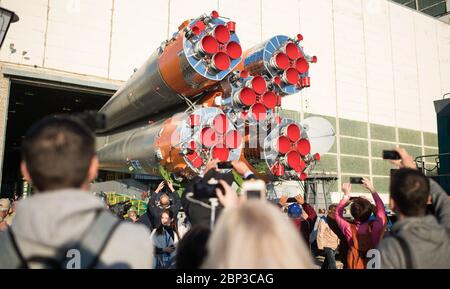 Expedition 56 Sojus Rollout die Sojus-Rakete wird am Montag, 4. Juni 2018, mit dem Zug zur Startrampe auf dem Kosmodrom Baikonur in Kasachstan ausgerollt. Expedition 56 Sojus-Kommandant Sergey Prokopjew aus Roskosmos, Flugingenieurin Serena Auñón-Kanzlerin der NASA und Flugingenieur Alexander Gerst von der ESA (Europäische Weltraumorganisation) sollen am Mittwoch, den 6. Juni um 7:12 Uhr Eastern Time (17:12 Uhr Baikonur-Zeit) an Bord ihrer Sojus MS-09 starten. Stockfoto