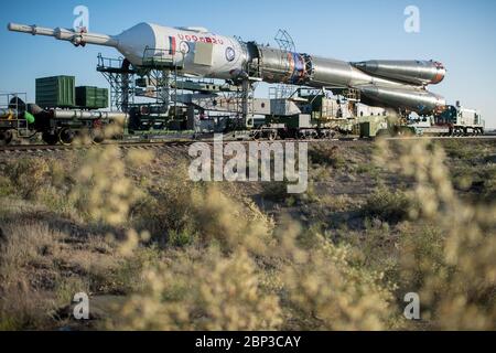 Expedition 56 Sojus Rollout die Sojus-Rakete wird am Montag, 4. Juni 2018, mit dem Zug zur Startrampe auf dem Kosmodrom Baikonur in Kasachstan ausgerollt. Expedition 56 Sojus-Kommandant Sergey Prokopjew aus Roskosmos, Flugingenieurin Serena Auñón-Kanzlerin der NASA und Flugingenieur Alexander Gerst von der ESA (Europäische Weltraumorganisation) sollen am Mittwoch, den 6. Juni um 7:12 Uhr Eastern Time (17:12 Uhr Baikonur-Zeit) an Bord ihrer Sojus MS-09 starten. Stockfoto