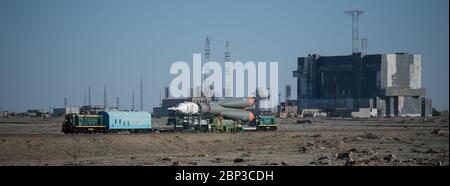 Expedition 56 Sojus Rollout die Sojus-Rakete wird am Montag, 4. Juni 2018, mit dem Zug zur Startrampe auf dem Kosmodrom Baikonur in Kasachstan ausgerollt. Expedition 56 Sojus-Kommandant Sergey Prokopjew aus Roskosmos, Flugingenieurin Serena Auñón-Kanzlerin der NASA und Flugingenieur Alexander Gerst von der ESA (Europäische Weltraumorganisation) sollen am Mittwoch, den 6. Juni um 7:12 Uhr Eastern Time (17:12 Uhr Baikonur-Zeit) an Bord ihrer Sojus MS-09 starten. Stockfoto