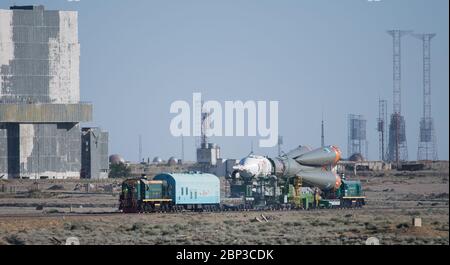 Expedition 56 Sojus Rollout die Sojus-Rakete wird am Montag, 4. Juni 2018, mit dem Zug zur Startrampe auf dem Kosmodrom Baikonur in Kasachstan ausgerollt. Expedition 56 Sojus-Kommandant Sergey Prokopjew aus Roskosmos, Flugingenieurin Serena Auñón-Kanzlerin der NASA und Flugingenieur Alexander Gerst von der ESA (Europäische Weltraumorganisation) sollen am Mittwoch, den 6. Juni um 7:12 Uhr Eastern Time (17:12 Uhr Baikonur-Zeit) an Bord ihrer Sojus MS-09 starten. Stockfoto