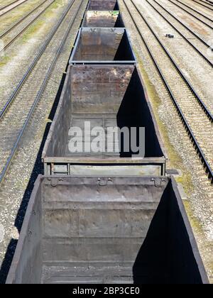 Leere Massenwagen und leere Gleise, Symbol der Wirtschaftskrise Stockfoto