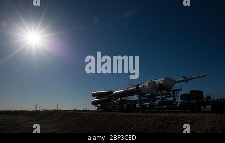 Expedition 56 Sojus Rollout die Sojus-Rakete wird am Montag, 4. Juni 2018, mit dem Zug zur Startrampe auf dem Kosmodrom Baikonur in Kasachstan ausgerollt. Expedition 56 Sojus-Kommandant Sergey Prokopjew aus Roskosmos, Flugingenieurin Serena Auñón-Kanzlerin der NASA und Flugingenieur Alexander Gerst von der ESA (Europäische Weltraumorganisation) sollen am Mittwoch, den 6. Juni um 7:12 Uhr Eastern Time (17:12 Uhr Baikonur-Zeit) an Bord ihrer Sojus MS-09 starten. Stockfoto