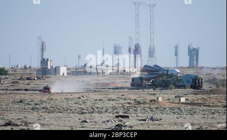 Expedition 56 Sojus Rollout die Sojus-Rakete wird am Montag, 4. Juni 2018, mit dem Zug zur Startrampe auf dem Kosmodrom Baikonur in Kasachstan ausgerollt. Expedition 56 Sojus-Kommandant Sergey Prokopjew aus Roskosmos, Flugingenieurin Serena Auñón-Kanzlerin der NASA und Flugingenieur Alexander Gerst von der ESA (Europäische Weltraumorganisation) sollen am Mittwoch, den 6. Juni um 7:12 Uhr Eastern Time (17:12 Uhr Baikonur-Zeit) an Bord ihrer Sojus MS-09 starten. Stockfoto